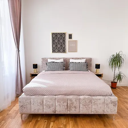 New! Deluxe In Centre! Florence! Πράγα
